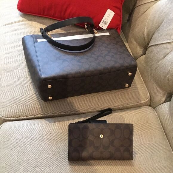 COACH SIGNATURE SHOULDER BAG AND TECH ASSIST WALLET SET - Picture 4 of 6